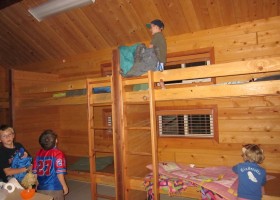 Niños de campamentos durmiendo en literas | Recurso educativo 630817